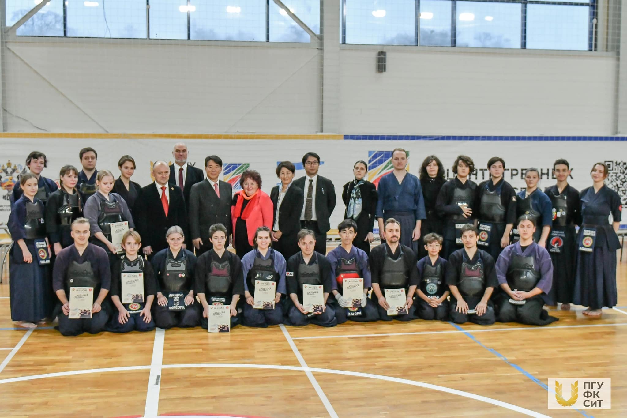 Посол Японии в России г-н Тоёхиса Кодзуки с супругой Хироко Кодзуки посетили турнир по кендо в Казани